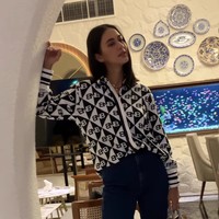 Istri Baim Wong, Paula Verhoeven juga terlihat hadir. Paula tampil rapi mengenakan kemeja bermotif. Kemeja tersebut dipadukan dengan celana panjang dan sepasang sepatu putih. Foto: Instagram/@tya_ariestya