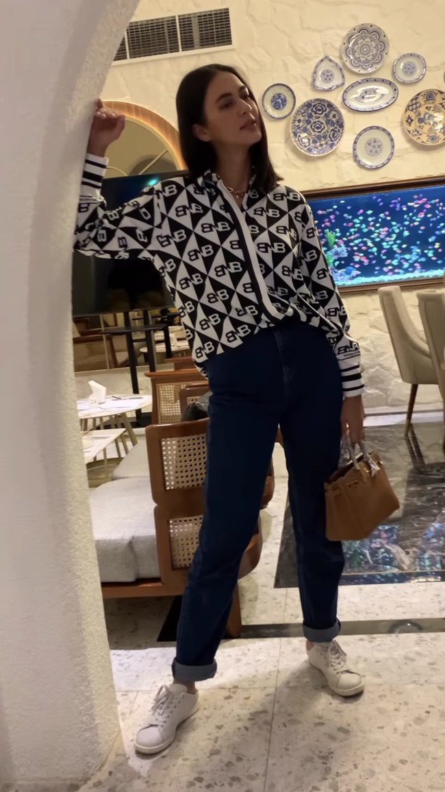 Istri Baim Wong, Paula Verhoeven juga terlihat hadir. Paula tampil rapi mengenakan kemeja bermotif. Kemeja tersebut dipadukan dengan celana panjang dan sepasang sepatu putih. Foto: Instagram/@tya_ariestya