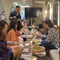 Para anggota geng cendol yang hadir juga tampak makan-makan bersama dan mengobrol. Mereka semua tampil stylish dengan gayanya masing-masing. Foto: Instagram/@tya_ariestya