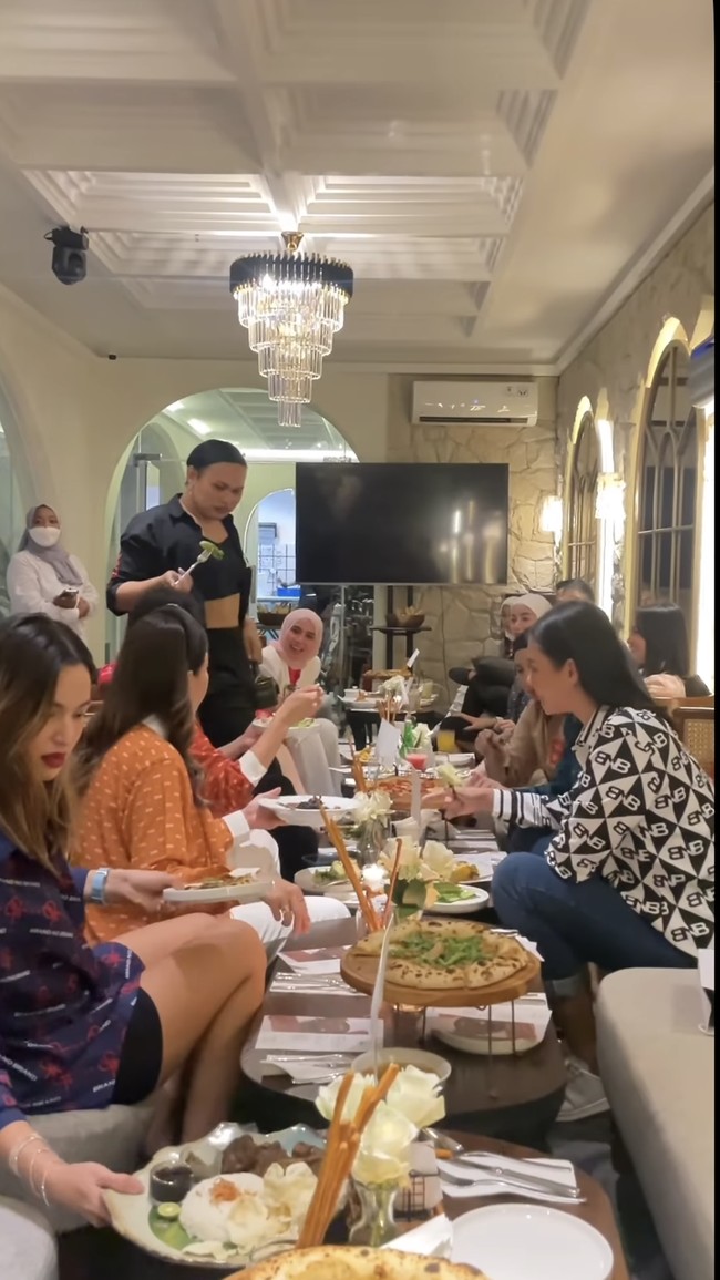 Para anggota geng cendol yang hadir juga tampak makan-makan bersama dan mengobrol. Mereka semua tampil stylish dengan gayanya masing-masing. Foto: Instagram/@tya_ariestya