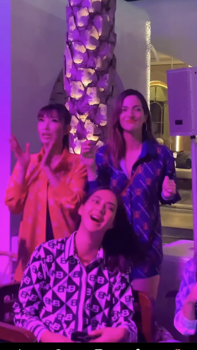 Tak ketinggalan Nia Ramadhani dan Ayu Dewi juga hadir memeriahkan acara. Keduanya terlihat tampil simpel mengenakan kemeja lengan panjang. Foto: Instagram/@tya_ariestya