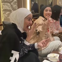 Olla Ramlan sendiri tampil mempesona mengenakan outfit bernuansa hitam putih. Untuk melengkapi penampilannya Olla juga mengenakan hijab berwarna putih. Foto: Instagram/@tya_ariestya