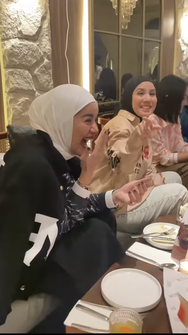 Olla Ramlan sendiri tampil mempesona mengenakan outfit bernuansa hitam putih. Untuk melengkapi penampilannya Olla juga mengenakan hijab berwarna putih. Foto: Instagram/@tya_ariestya