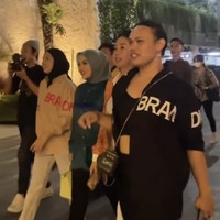 Olla Ramlan beberapa waktu lalu mengadakan acara yang mengundang para kerabatnya, geng cendol. Terlihat para anggota geng cendol seperti Tya Ariestya dan Aurel Hermansyah tampak ikut menghadiri dan memeriahkan acara tersebut. Foto: Instagram/@tya_ariestya