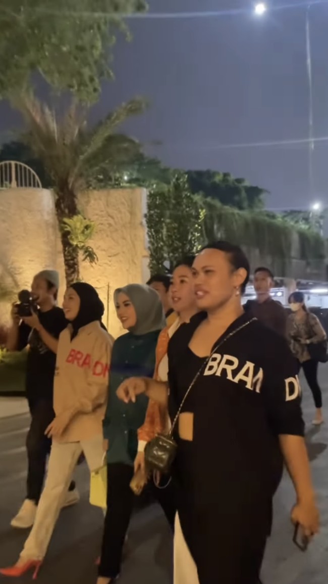 Olla Ramlan beberapa waktu lalu mengadakan acara yang mengundang para kerabatnya, geng cendol. Terlihat para anggota geng cendol seperti Tya Ariestya dan Aurel Hermansyah tampak ikut menghadiri dan memeriahkan acara tersebut. Foto: Instagram/@tya_ariestya