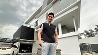 Memang jujur dari tahap pemilihan desain, pas aku sama Wilona, banyak diskusi bareng. (Untuk desain) Pokoknya aku kasih contoh, ke desainernya kayak rumah Tony Stark. Dapurnya lumayan menguras tabungan, ada TV yang keluar dari meja, otomatis semuanya, rumahnya sudah smart home, kata Verrell Bramasta ditemui di kawasan Mampang, Jakarta Selatan, beberapa waktu lalu. Foto: dok. Instagram Verrell Bramasta
