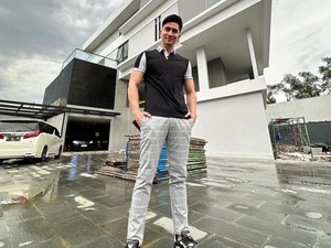 Kado dari Natasha Wilona Mejeng di Rumah Verrell Bramasta