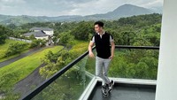 Verrell menuliskan ini adalah balkon yang berada di kamar dirinya dan istri nanti. Pemanandangannya bakal bikin betah lama-lama di kamar ya. Foto: dok. Instagram Verrell Bramasta