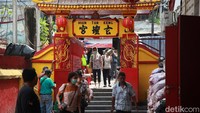 Di kawasan Glodok kamu bisa menemukan Vihara Dharma Bhakti yang merupakan tempat peribadatan dua umat beragama, baik Buddha dan Konghucu. Vihara ini mempunyai ritual unik saat menyambut imlek, yaitu perayaan membebaskan burung dari sangkar.