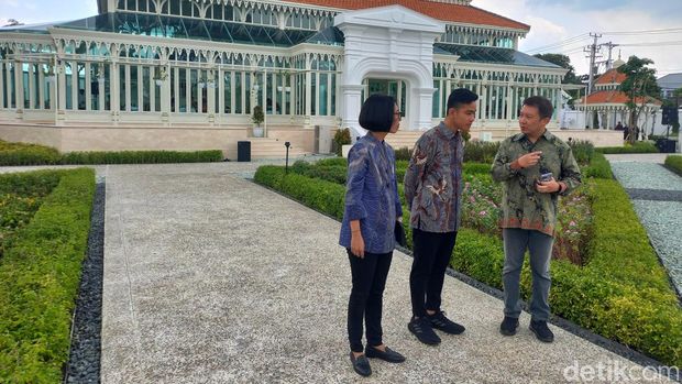 Wali Kota Solo Gibran Rakabuming Raka di depan Taman Pracima Puro Mangkunegaran Solo, Sabtu (21/1/2023).
