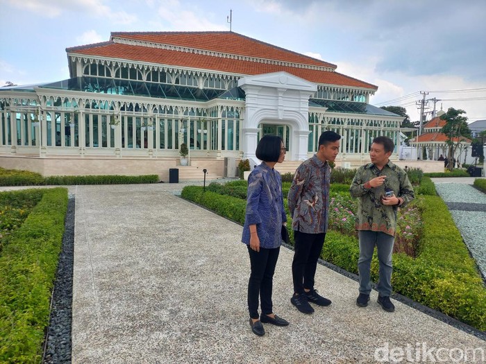 Wali Kota Solo Gibran Rakabuming Raka di depan Taman Pracima Puro Mangkunegaran Solo, Sabtu (21/1/2023).