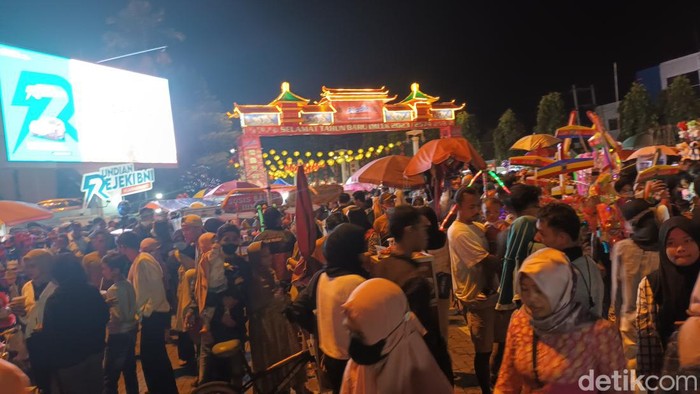 Warga memadati kawasan Balai Kota Solo hingga Pasar Gede, Sabtu (21/1/2023).