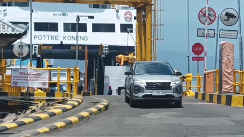 Wisatawan domestik mulai berdatangan ke Bali melalui Pelabuhan Gilimanuk. Mereka akan menghabiskan libur Imlek di Pulau Dewata, Sabtu (21/1/2023).