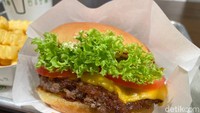 Bagi yang baru pertama kali mencoba, bisa coba ShackBurger yang paling original. Untuk harganya sekitar SGD 9.70 (Rp 107.000). Foto: detikFood