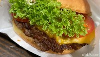 Tampilan burgernya memang mirip dengan burger lain. Namun ketika dicicip, ciri khasnya ternyata ada pada beef patty yang menggunakan 100% daging sapi Black Angus. Foto: detikFood