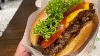 Belum lagi komplimen rasa gurih dari keju American Cheese yang lebih kuat rasanya, selada, tomat hingga acar dan empuknya roti bun yang diolah dari kentang.  Foto: detikFood