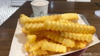 Tentunya menu burger ini tidak akan lengkap tanpa hidangan pendamping seperti kentang goreng. Nah, kalau di Shake Shack terkenalnya dengan Crinkle-Cut Fries seharga SGD 4.90 (Rp 50.000). Foto: detikFood