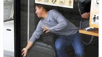 Susah banget ngambil HP yang jatuh ke samping. Foto: neighbours_wifi via Bored Panda