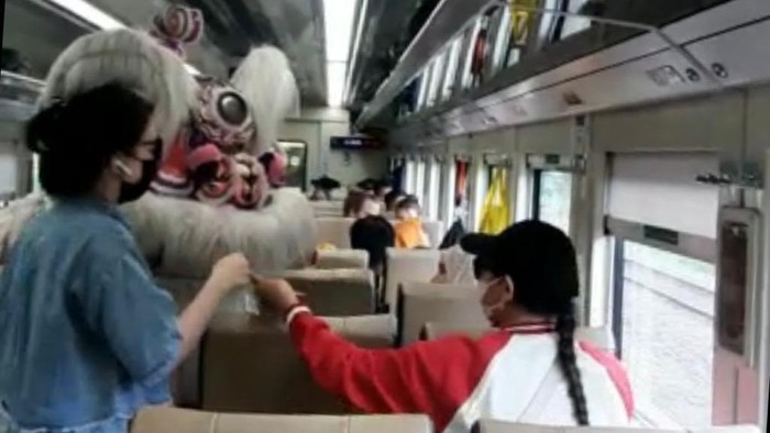 Aksi Barongsai Hibur Penumpang di Stasiun Gambir dan Pasar Senen Aksi Barongsai Hibur Penumpang di Stasiun Gambir dan Pasar Senen