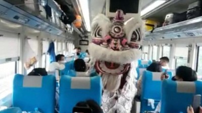 Aksi Barongsai Hibur Penumpang di Stasiun Gambir dan Pasar Senen