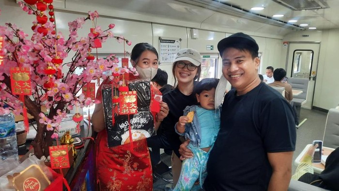 Aksi Barongsai Hibur Penumpang di Stasiun Gambir dan Pasar Senen