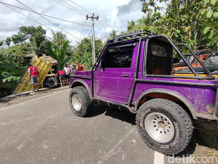 Aksi Sedulur Rescue Yogyakarta saat mengevakuasi truk yang jatuh ke jurang di Kulon Progo, awal Januari 2023.