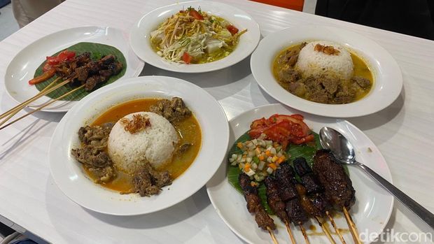 Aneka sate khas nusantara di Resto Bang Sate Bang Kota Bandung.