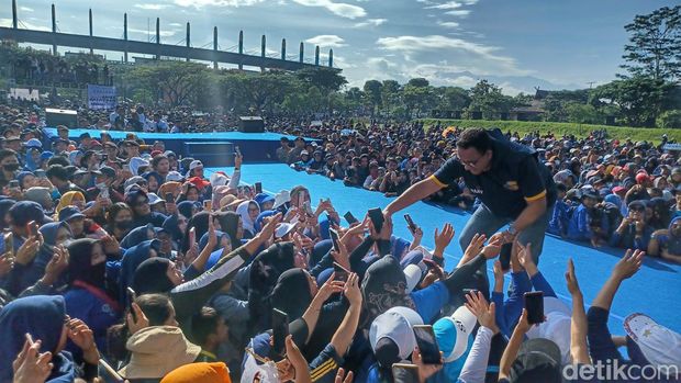 Anies Baswedan saat mengikuti Jalan Santai di Jalak Harupat Kabupaten Bandung, Minggu (22/1/2023).