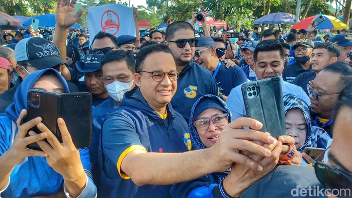Anies Baswedan saat mengikuti Jalan Santai di Jalak Harupat Kabupaten Bandung, Minggu (22/1/2023).