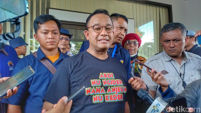 Anies Baswedan saat mengikuti Jalan Santai di Jalak Harupat Kabupaten Bandung, Minggu (22/1/2023).