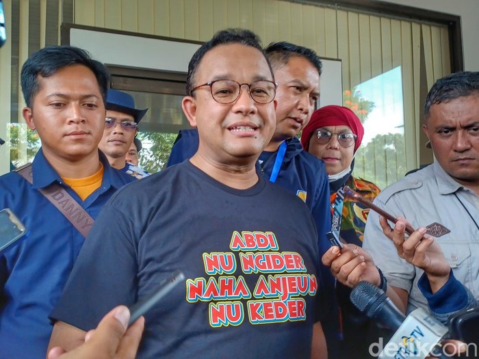 Anies Baswedan saat mengikuti Jalan Santai di Jalak Harupat Kabupaten Bandung, Minggu (22/1/2023).