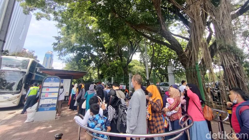 Akhir Pekan, Warga Antre Panjang Naik Bus Wisata TransJ di IRTI Monas