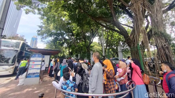 Antrean mengular pengunjung tunggu kedatangan bus wisata transjakarta