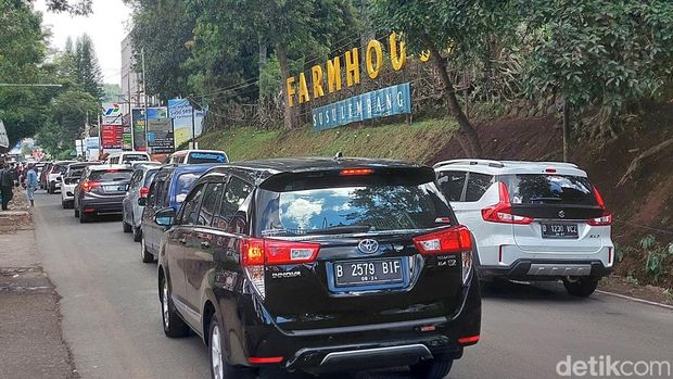 Arus lalu lintas di kawasan Lembang, Bandung Barat, Minggu (22/1/2023).