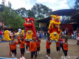 Barongsai di Subang Naik Sisingaan