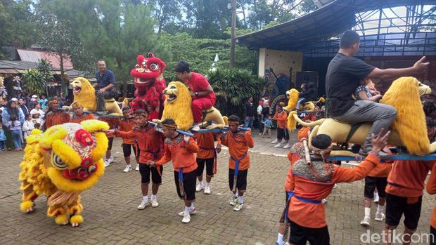 Atraksi barongsai dan sisingaan di Subang, Minggu (22/1/2023).