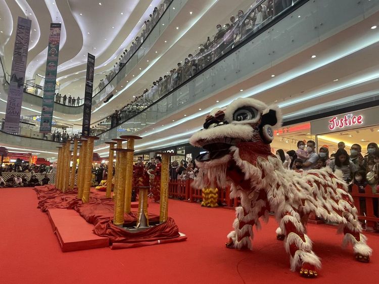Atraksi Barongsai Hibur Pengunjung Mal Saat Imlek