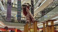 Selama program ini berlangsung, pengunjung dimanjakan dengan dekorasi khas Imlek yang dipenuhi oleh lampion-lampion berwarna merah yang menghiasi langit mal serta dipadu padankan dengan ornamen karakter kelinci sebagai simbol  tahun kelinci air. Tak hanya itu, ada juga “Culinary Pecinan” yang berlokasi di atrium yang menyuguhkan lebih dari 20 ragam makanan untuk memberikan pilihan yang dapat dinikmati pengunjung untuk merayakan tahun baru Imlek.