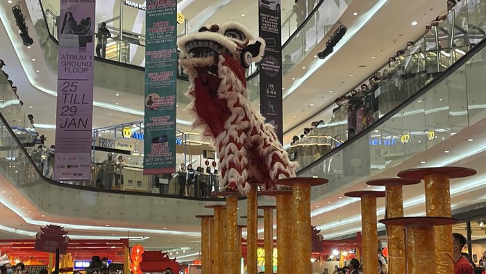 Atraksi Barongsai Hibur Pengunjung Mal Saat Imlek