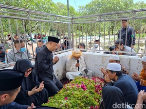Tangis Walkot Eri Kenang Pesan Terakhir Ayah Sebelum Tutup Usia