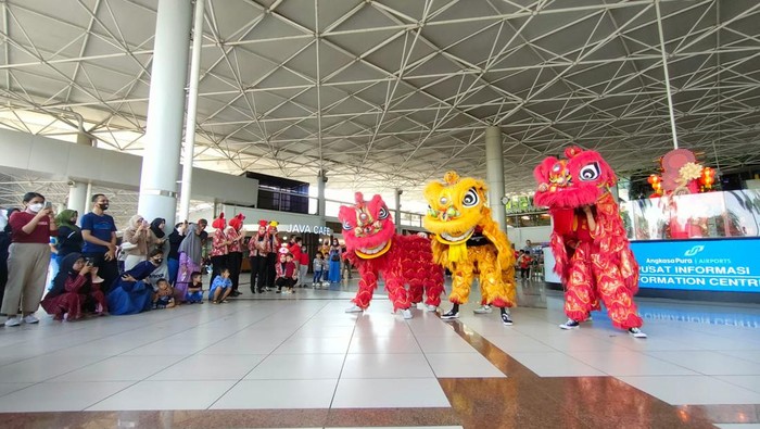 Barongsai Meriahkan Momen Imlek di Bandara Juanda