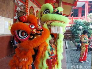 Digabung Kesenian Lokal, Pertunjukkan Barongsai Unik di Subang