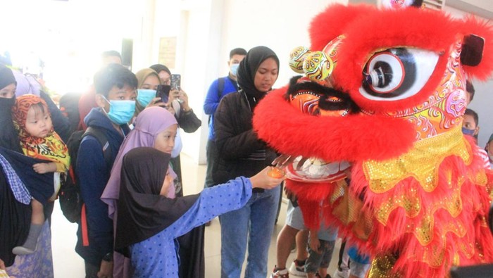 Aksi Barongsai Hibur Calon Penumpang di Stasiun Gubeng Surabaya