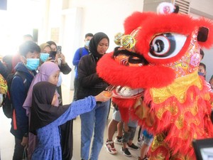 Aksi Barongsai Hibur Calon Penumpang di Stasiun Gubeng Surabaya