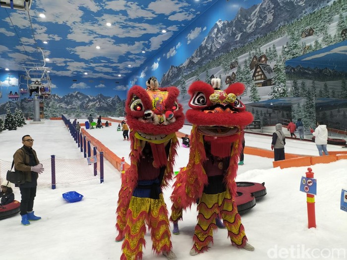 Ada yang berbeda dalam perayaan Imlek 2023 di Surabaya. Salah satunya dengan adanya atraksi Barongsai on Ice di Trans Snow World Surabaya.