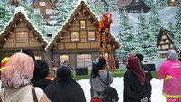 Aksi Barongsai on Ice yang bikin takjub pengunjung Trans Snow World Surabaya/Foto: Deny Prastyo Utomo/detikJatim