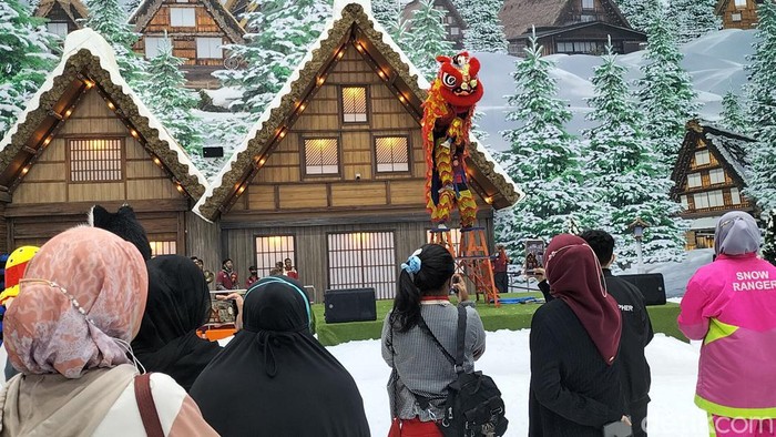 Barongsai on Ice Ada yang berbeda dalam perayaan Imlek 2023 di Surabaya. Salah satunya dengan adanya atraksi Barongsai on Ice di Trans Snow World Surabaya.