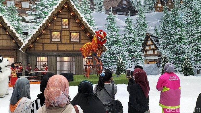 Barongsai on Ice Ada yang berbeda dalam perayaan Imlek 2023 di Surabaya. Salah satunya dengan adanya atraksi Barongsai on Ice di Trans Snow World Surabaya.