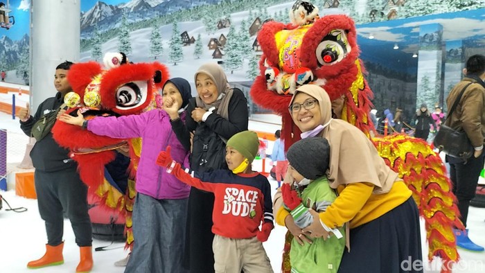 Ada yang berbeda dalam perayaan Imlek 2023 di Surabaya. Salah satunya dengan adanya atraksi Barongsai on Ice di Trans Snow World Surabaya.