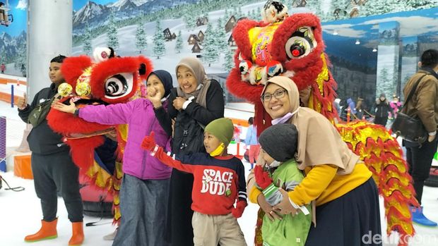 Ada yang berbeda dalam perayaan Imlek 2023 di Surabaya. Salah satunya dengan adanya atraksi Barongsai on Ice di Trans Snow World Surabaya.